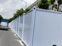 建筑工地用PVC圍擋有哪些優(yōu)勢和特點(diǎn)？