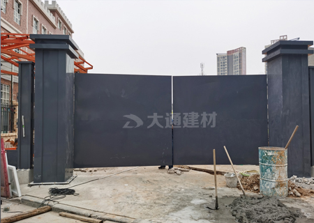 施工工程工地大門-實(shí)拍案例展示-工地大門-深圳市大通建材有限公司鋼圍擋生產(chǎn)定制廠家